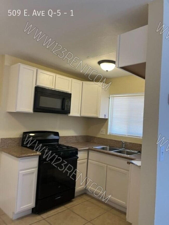 Foto del edificio - 2BD/1BTH SECOND FLOOR APARTMENT EAST PALMDALE