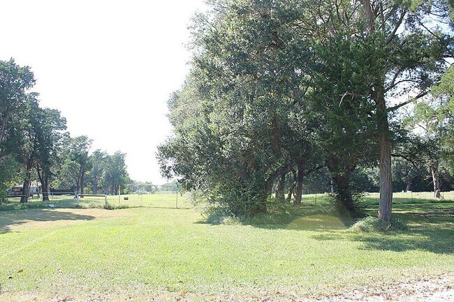 Foto del edificio - 1004 Farm to Market 646 Rd N