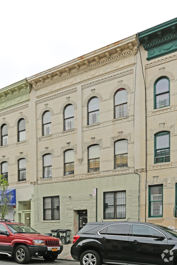 Foto del edificio - 710 Knickerbocker Ave
