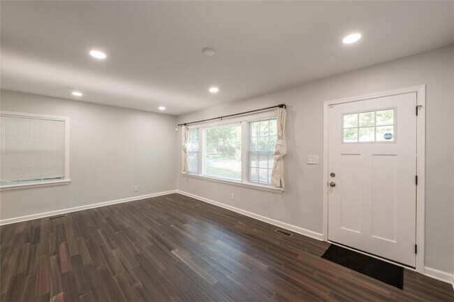 Building Photo - 3079 Cloverhurst Dr