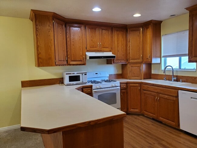 Building Photo - 285 N 400 E