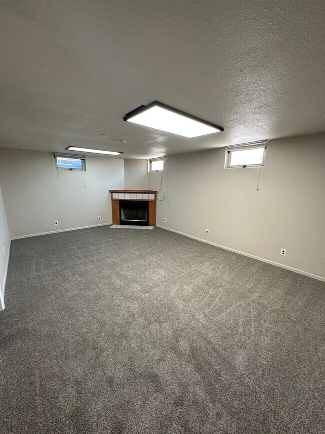 Building Photo - 3 BEDROOM, PLUS 1 BONUS ROOM, 1 BATHROOM, ...