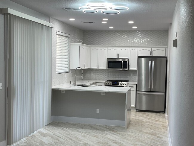 Foto del edificio - **GORGEOUSLY REMODELED & CLEAN!!  3BD-2 1/2BA HOME IN SILVERADO RANCH !!  *** ONLY $2,190 ***