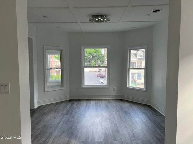 Foto del edificio - 239 McClellan St