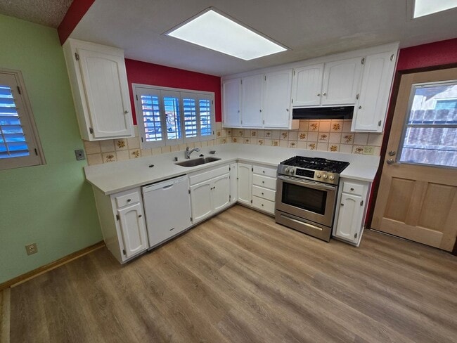 Foto del edificio - Spacious 3BR/2BA with Modern Upgrades, Lar...