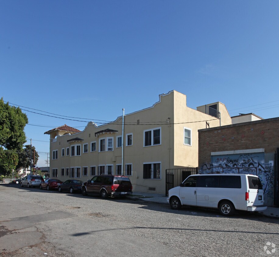 Building Photo - 228 W 28th St