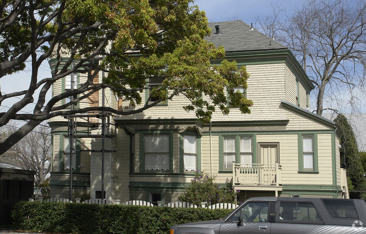 Building Photo - 1502 Grand St