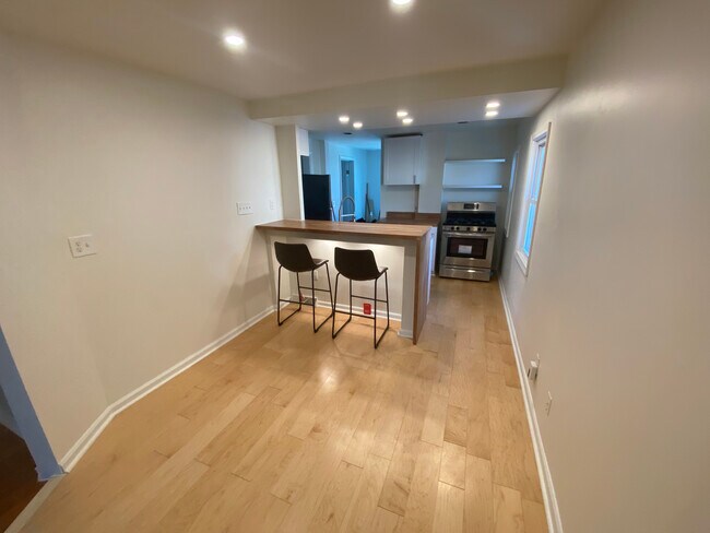 Foto del edificio - 2547 N Oakland Ave