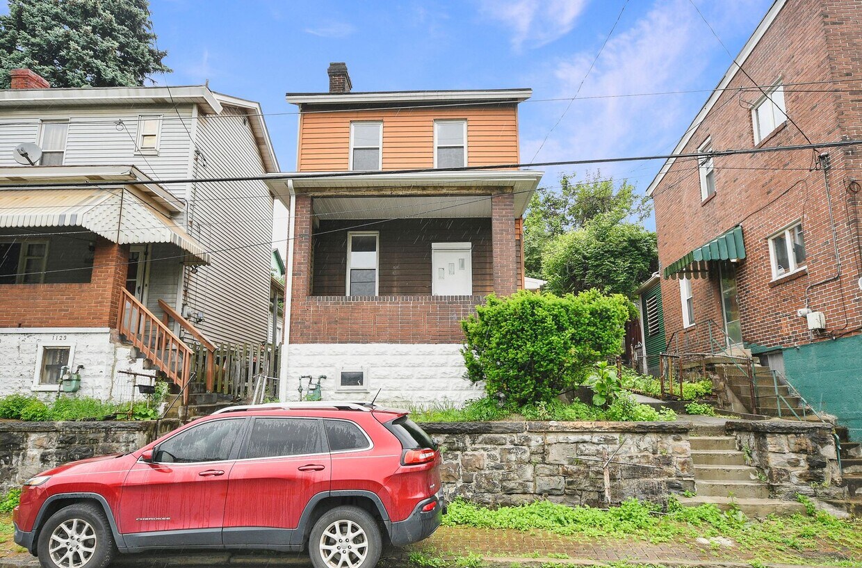 Primary Photo - 2 Bed 1 Bath House for Rent Featuring New ...