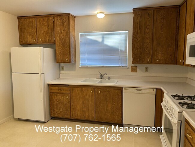Building Photo - Nice 4/2 Single Level Home in East Petalum...