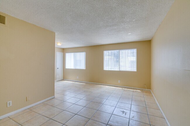 Foto del edificio - Cozy 2BR/2BA in Spring Valley Near the Strip