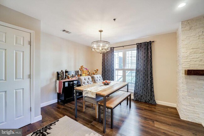 Foto del edificio - 1100 Quaker Hill Dr