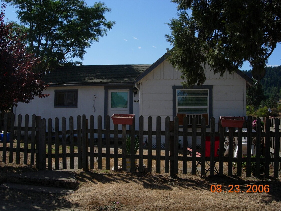 Primary Photo - Older 3/1 home in Sutherlin