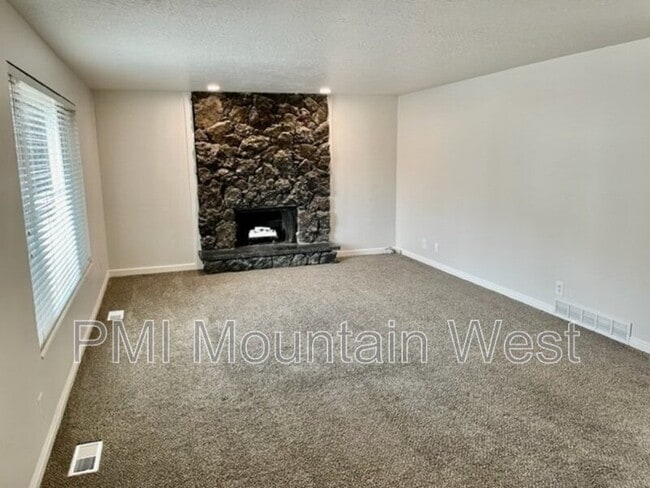 Building Photo - 2616 Towne Dr