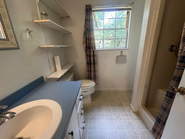 Building Photo - Studio Apartment in Wellborn, near downtown. All Utilities included.