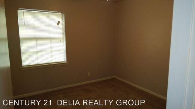 Building Photo - 2 br, 1 bath House - 305 Greenbriar Apt. 28