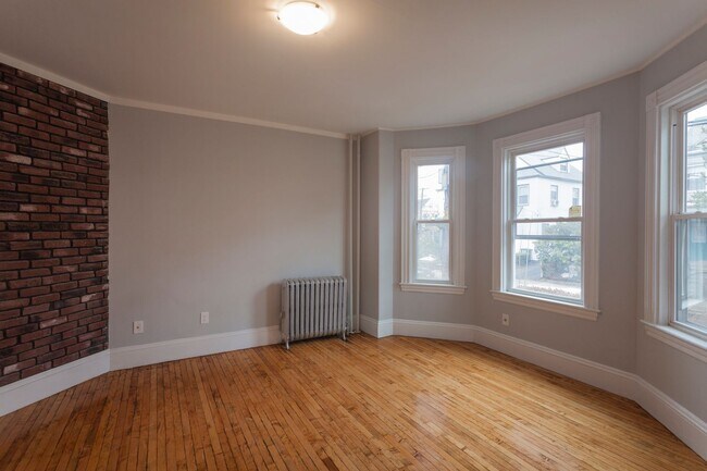 Foto del edificio - 9/1 No Fee! Two-level 5BR/3BA near Porter Sq!