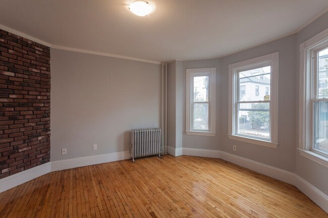 Photo - 9/1 No Fee! Two-level 5BR/3BA near Porter Sq! Apartment
