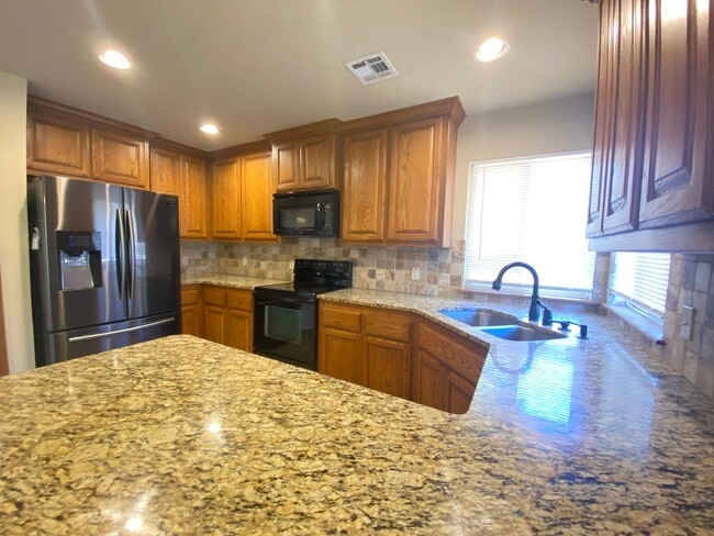 Building Photo - Gorgeous 3BD/ 2BTH Secluded Home with Huge...