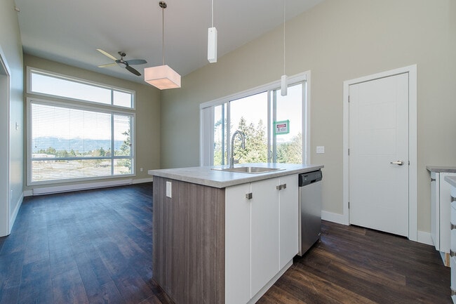 Building Photo - 44565-44565 Vandell Dr