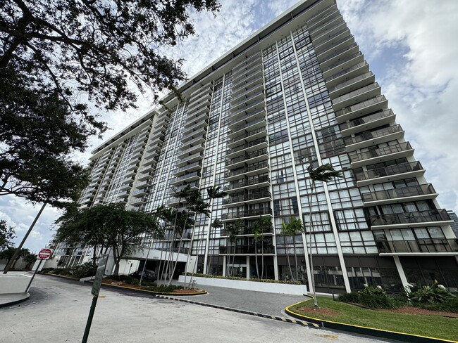 Foto del edificio - 600 NE 36th St