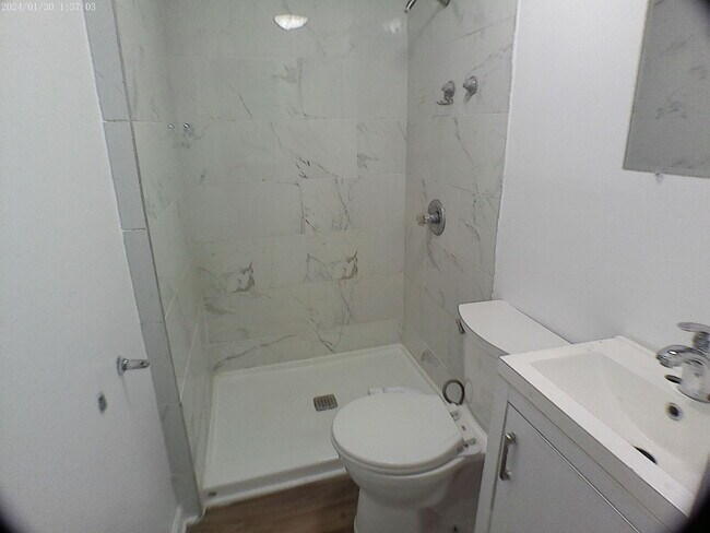 Foto del edificio - 1061 W 33rd St