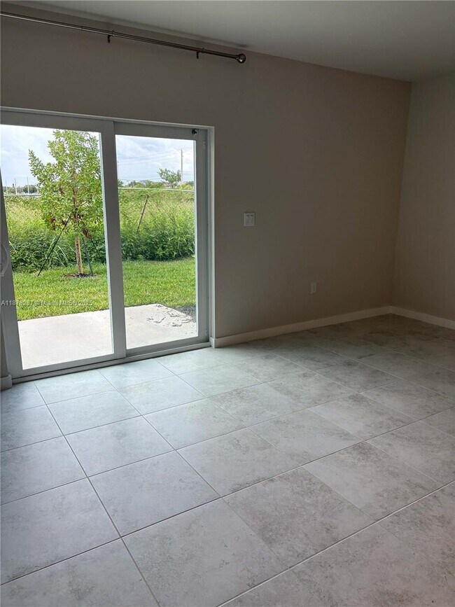 Foto del edificio - 1018 W Davis Pkwy