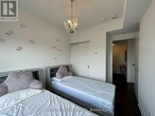 Photo du bâtiment - 223 St Clair Ave W