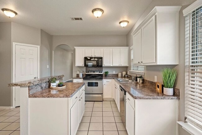 Building Photo - Light-Filled 3-Bedroom Home with Updated K...