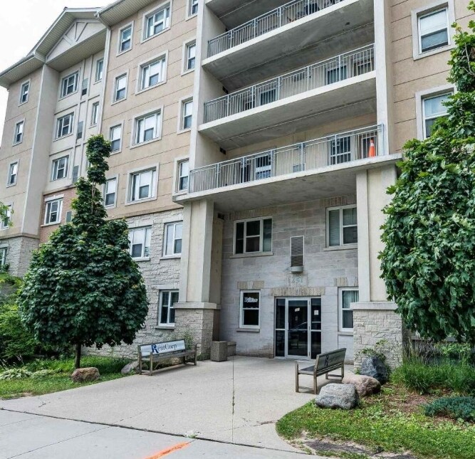 Photo du bâtiment - 251-251 Lester St