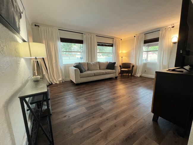 Photo - 911 James Ave S House