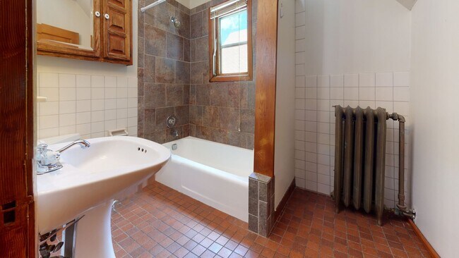 Foto del edificio - Affordable 5-Bedroom House - Close to U of...