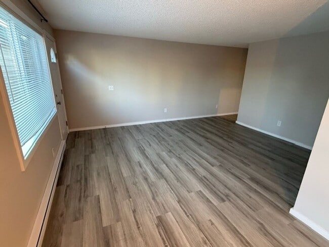 Building Photo - Alfi 3325 4-plex - Everett