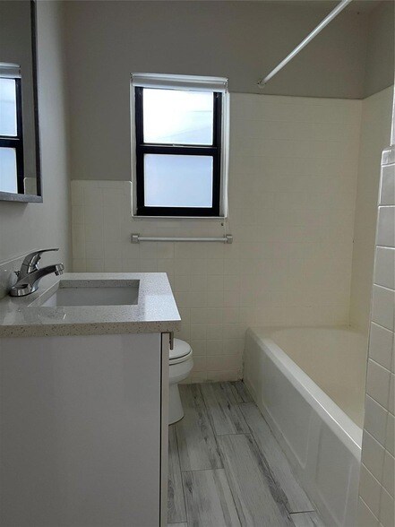 Building Photo - 1605 E Broward Boulevard Unit 3