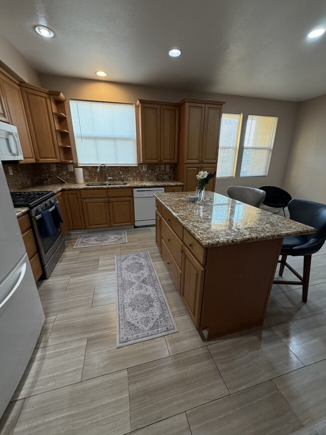 cocina - 1860 E 12th St