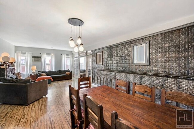 Building Photo - 1500sft Top Floor 2BR 1BA Industrial Chic ...