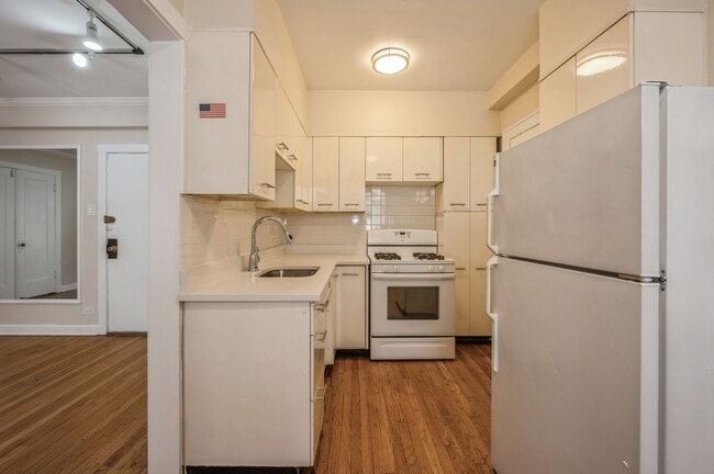 Building Photo - 2326 N Lincoln Park W