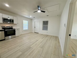 Building Photo - 2204 W San Antonio St