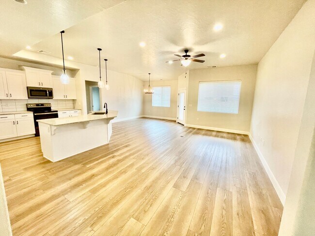 Building Photo - 3-BR + Den with RV Parking in Perry Landing