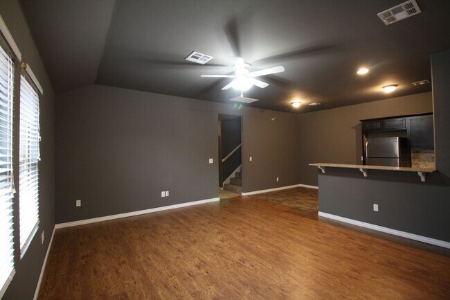 Foto del edificio - 3 bed, 2 Bath Yukon Duplex in Gated Community
