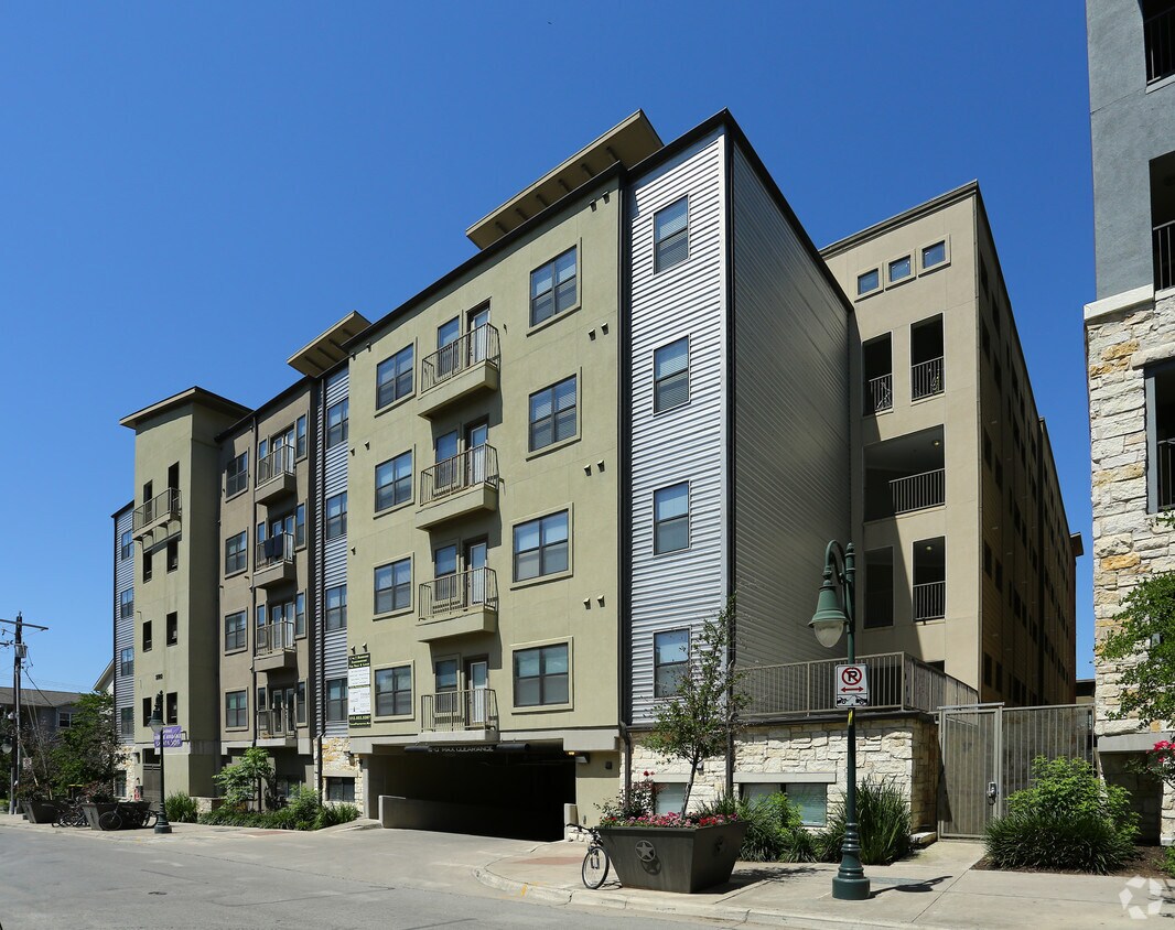 Texan Shoal Creek Apartments Austin