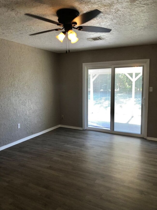 Building Photo - 5510 NW Cottonwood Dr