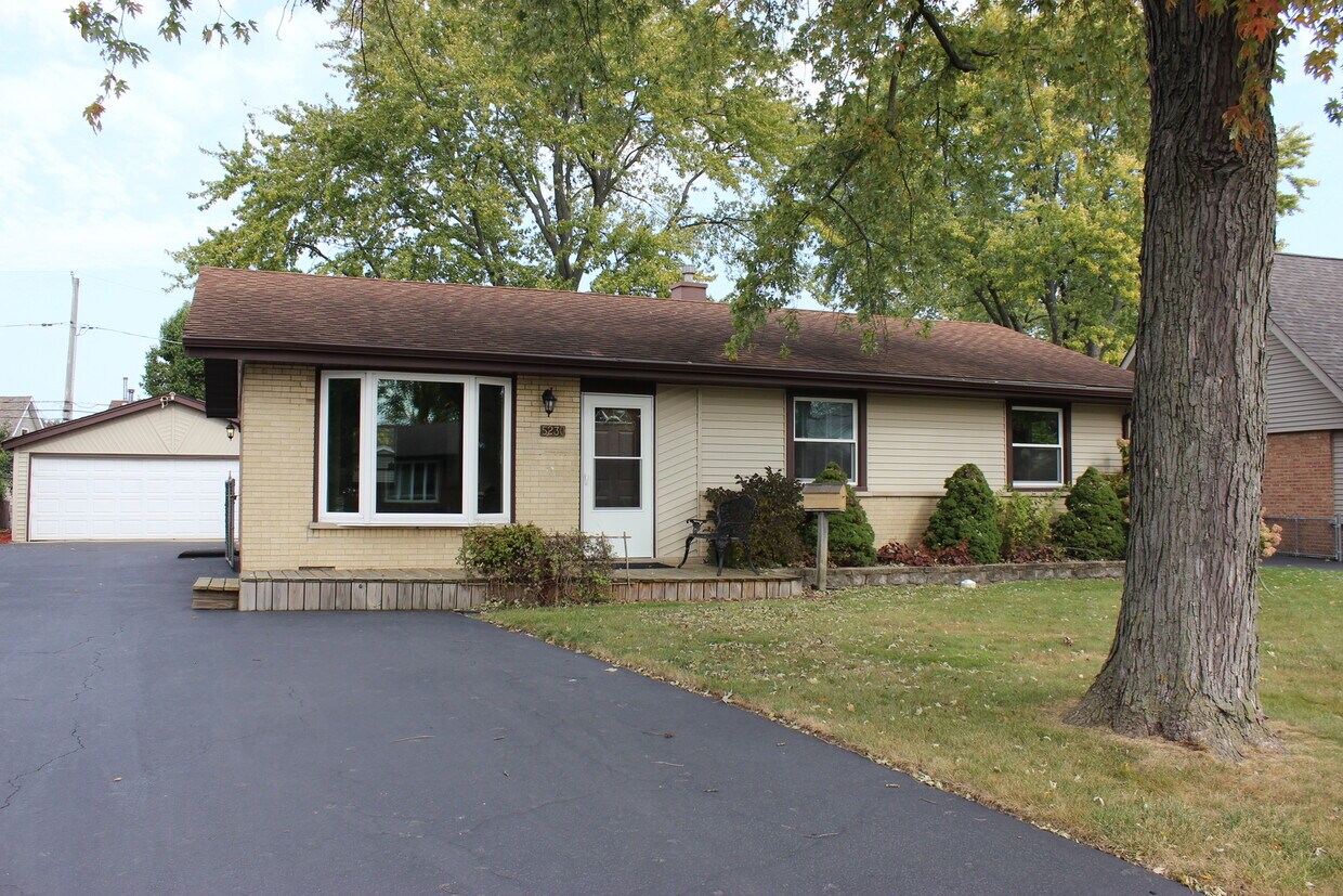 Primary Photo - 5230 Park Ln