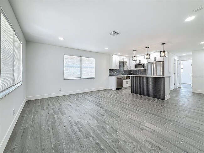 Foto del edificio - 1755 Shore Acres Blvd NE