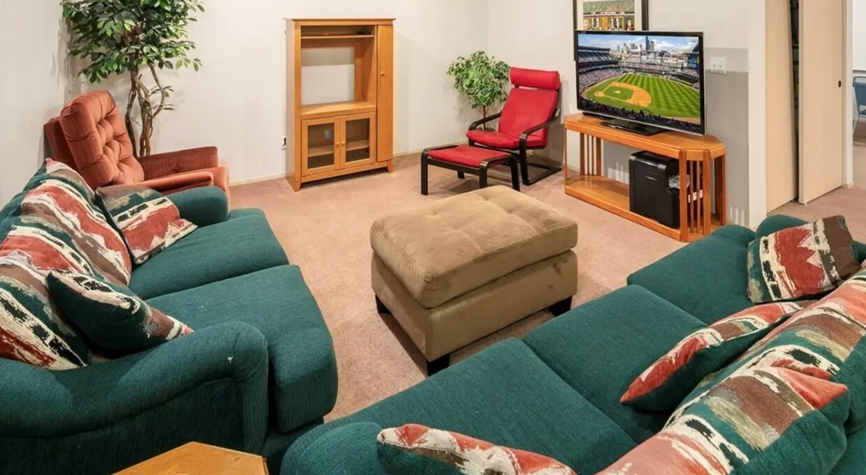 Sala Club - 2244 13th Ave W