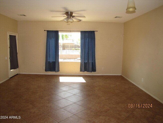 Foto del edificio - 914 S 117th Ave