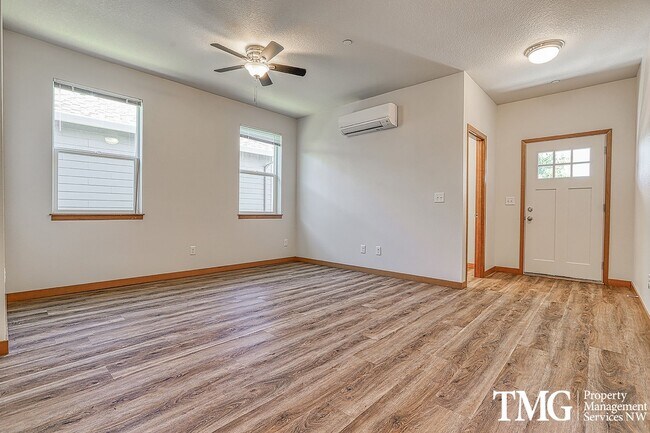 Building Photo - Beautiful 2 Bedroom Duplex in Great Washou...