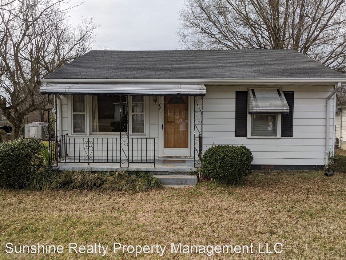 Primary Photo - 2 br, 1 bath House - 221 S. School St