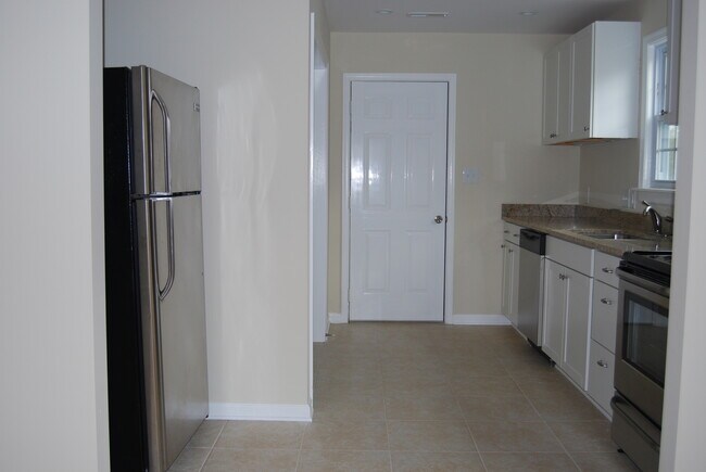 Foto del edificio - Cozy, Convenient, Charming Home Available ...