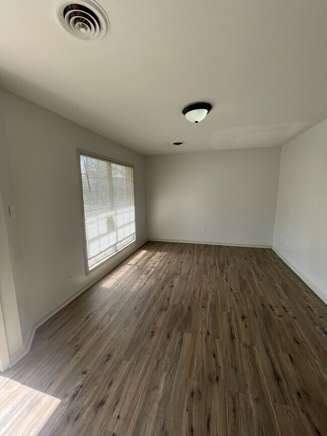 Foto del edificio - 1422 Wooddell Dr